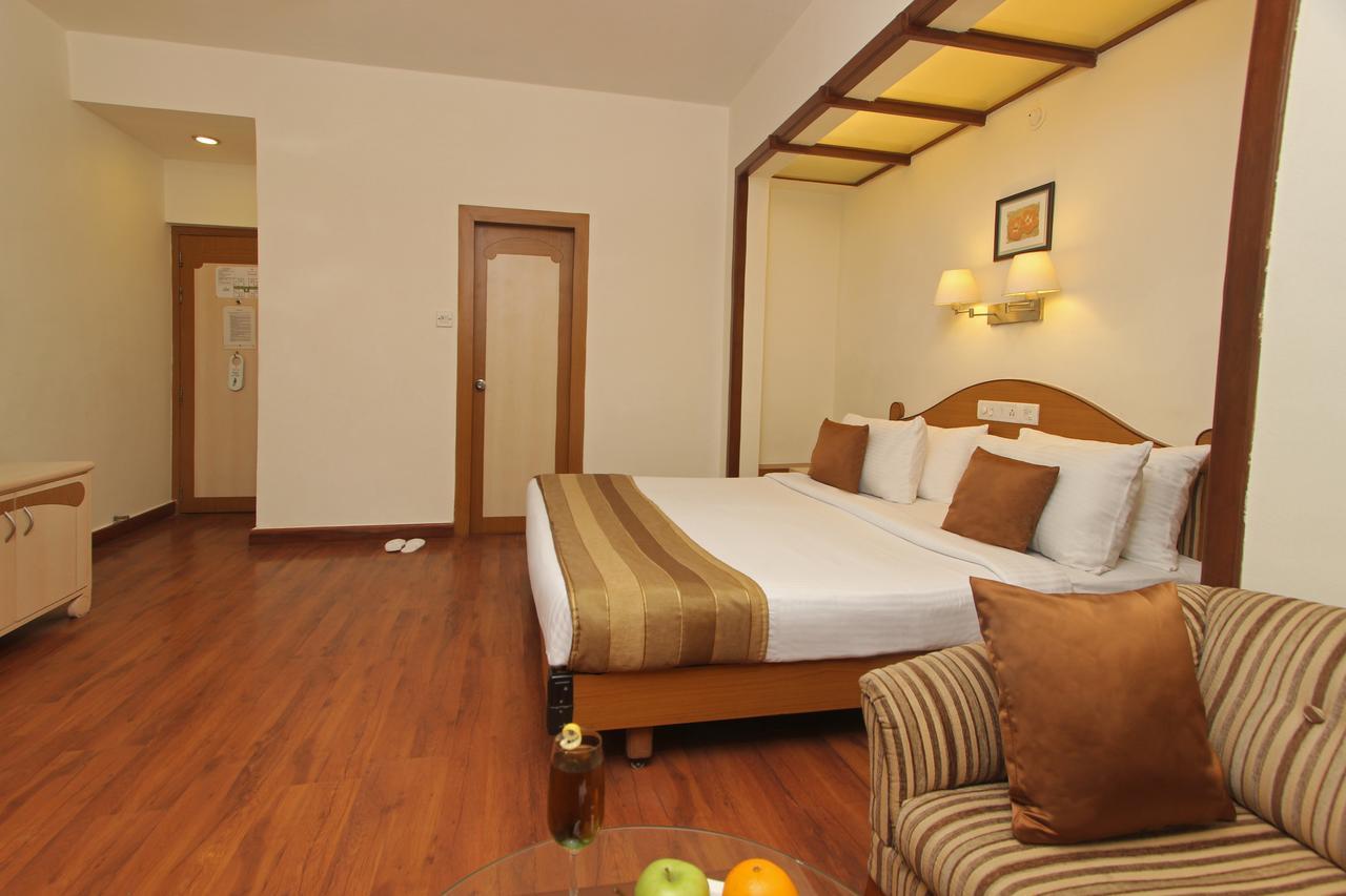 Hotel Park Central Koregaon Park プネ エクステリア 写真