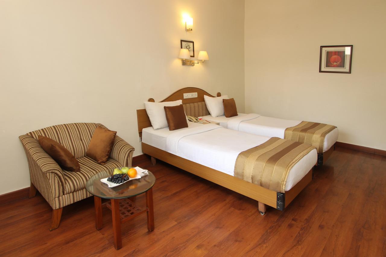 Hotel Park Central Koregaon Park プネ エクステリア 写真