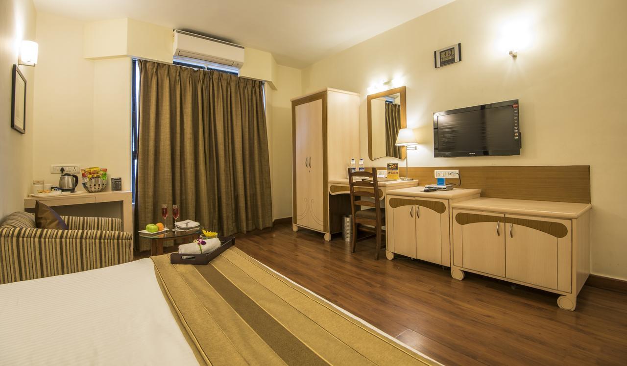 Hotel Park Central Koregaon Park プネ エクステリア 写真