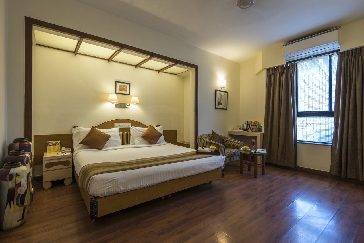 Hotel Park Central Koregaon Park プネ エクステリア 写真