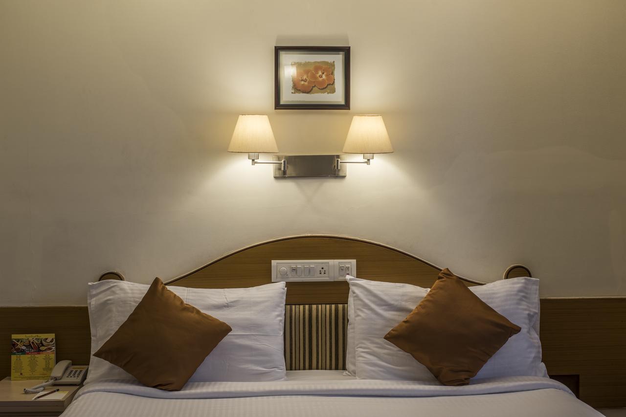 Hotel Park Central Koregaon Park プネ エクステリア 写真