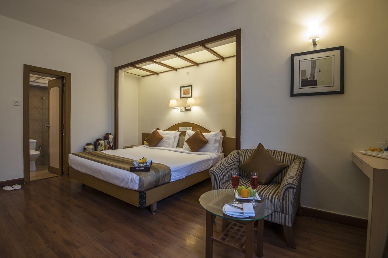 Hotel Park Central Koregaon Park プネ エクステリア 写真