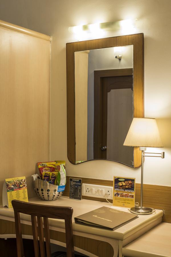 Hotel Park Central Koregaon Park プネ エクステリア 写真
