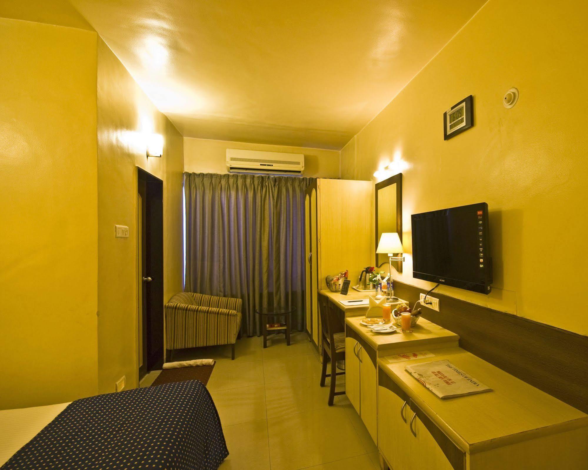 Hotel Park Central Koregaon Park プネ エクステリア 写真