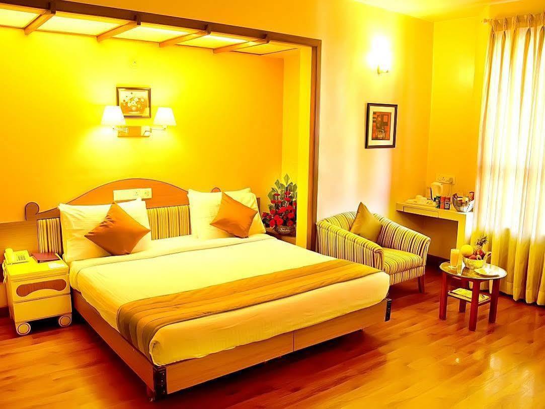 Hotel Park Central Koregaon Park プネ エクステリア 写真