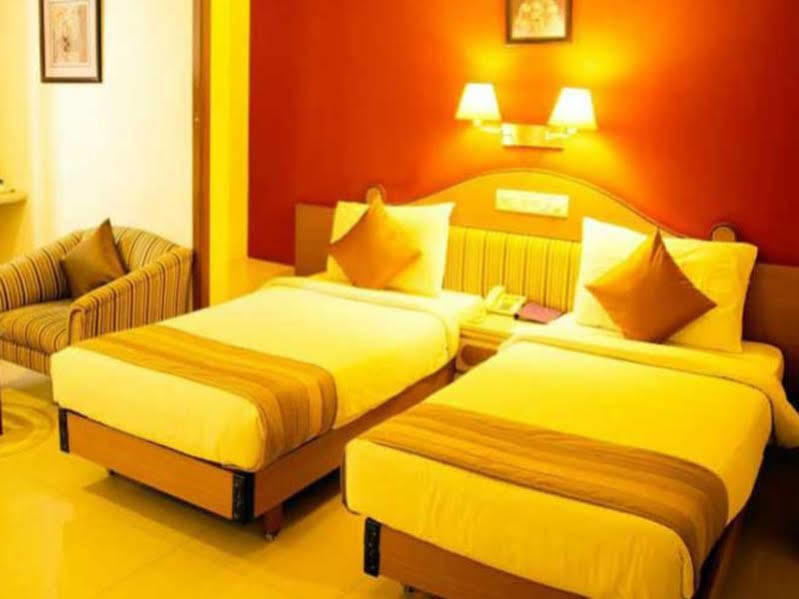 Hotel Park Central Koregaon Park プネ エクステリア 写真