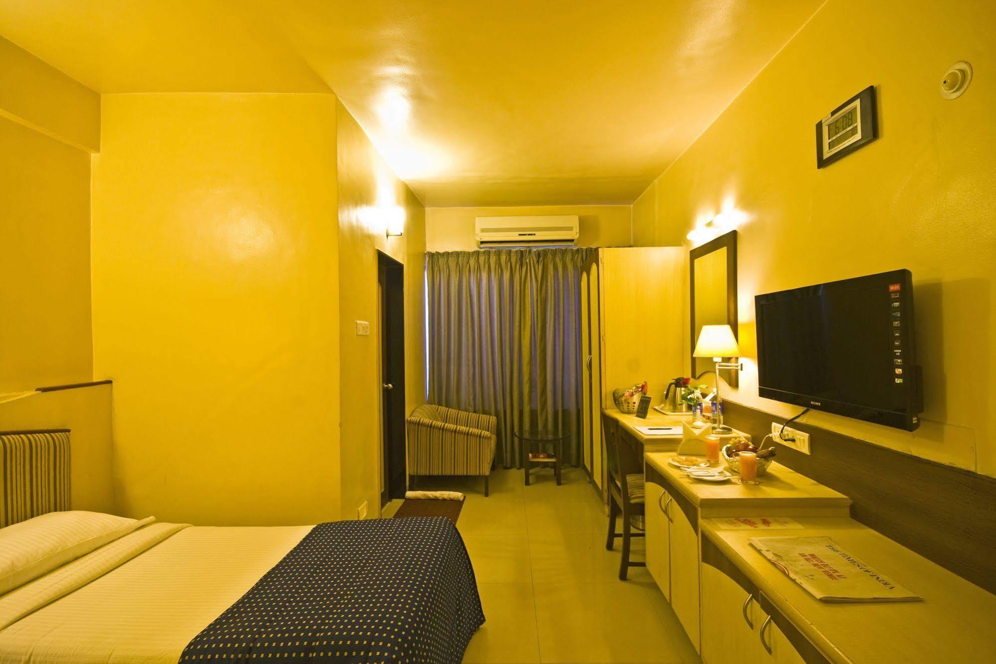 Hotel Park Central Koregaon Park プネ エクステリア 写真
