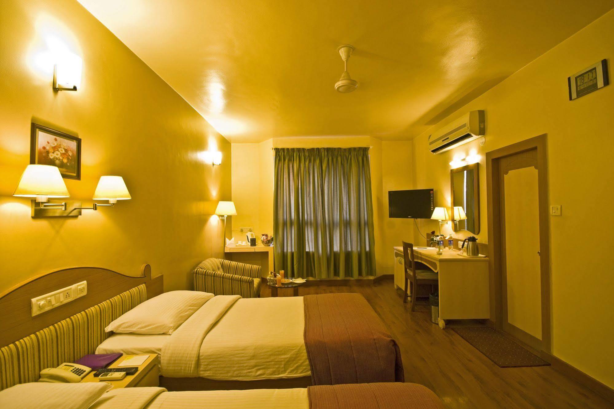 Hotel Park Central Koregaon Park プネ エクステリア 写真