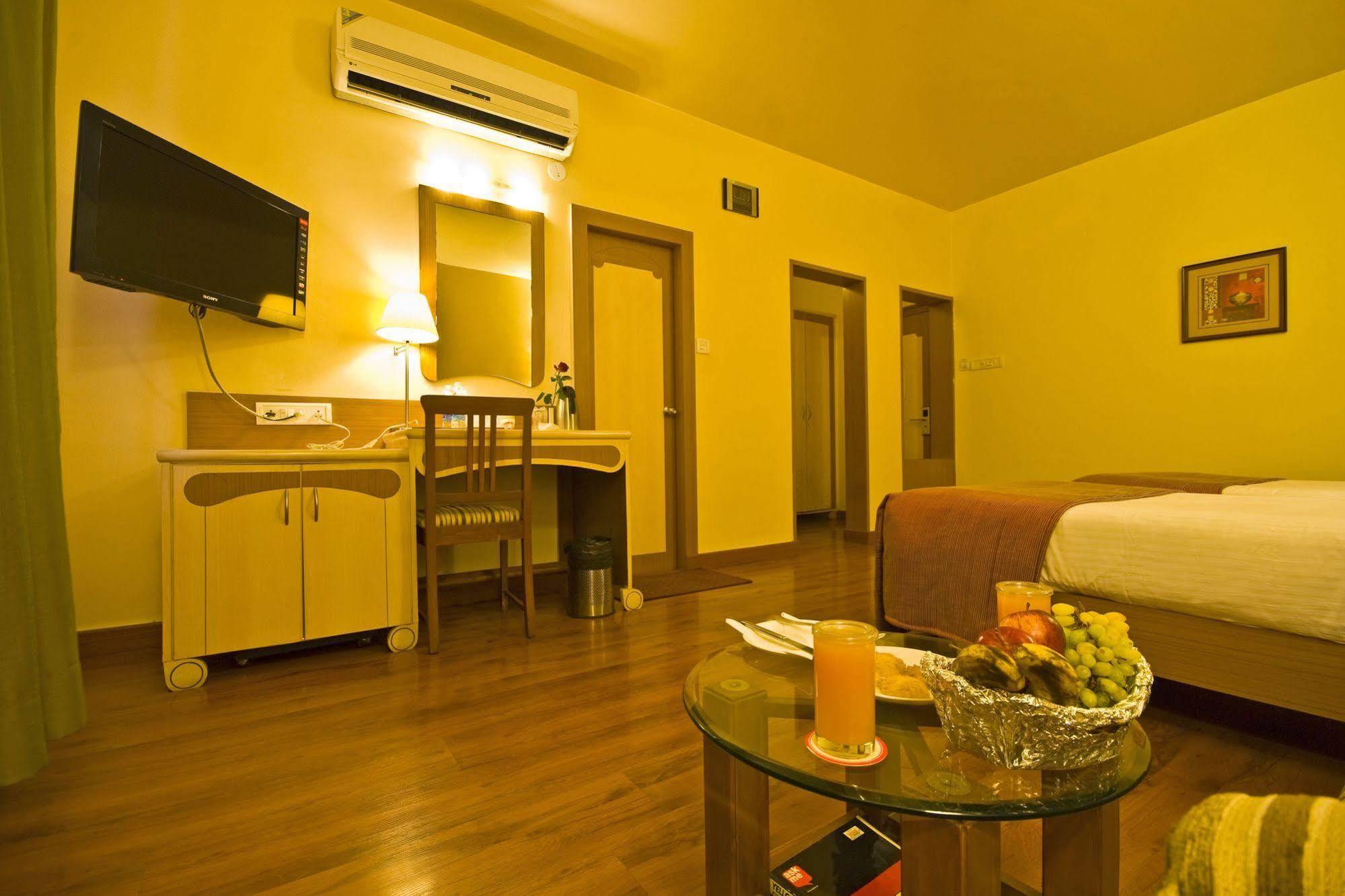 Hotel Park Central Koregaon Park プネ エクステリア 写真