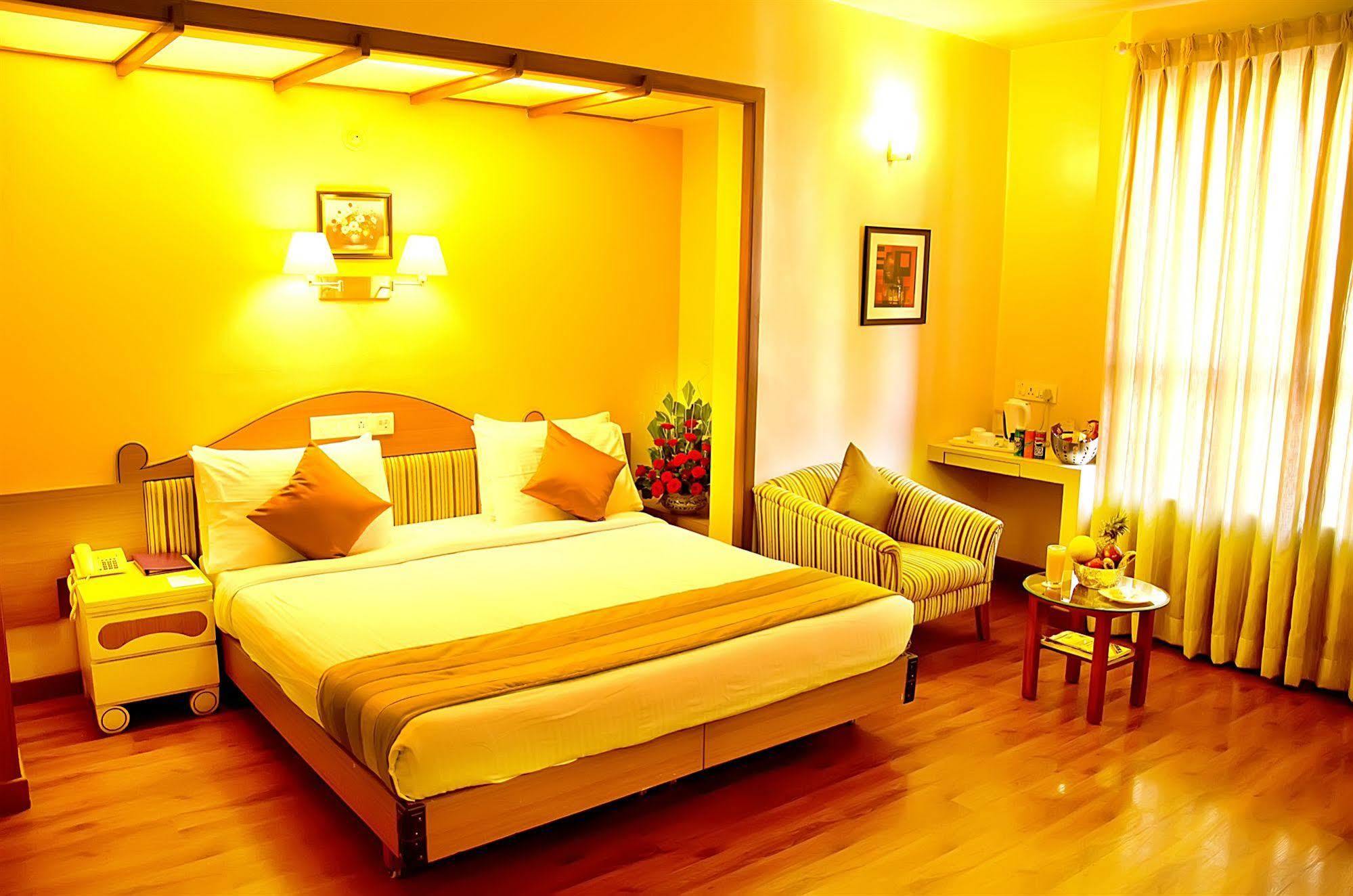 Hotel Park Central Koregaon Park プネ エクステリア 写真
