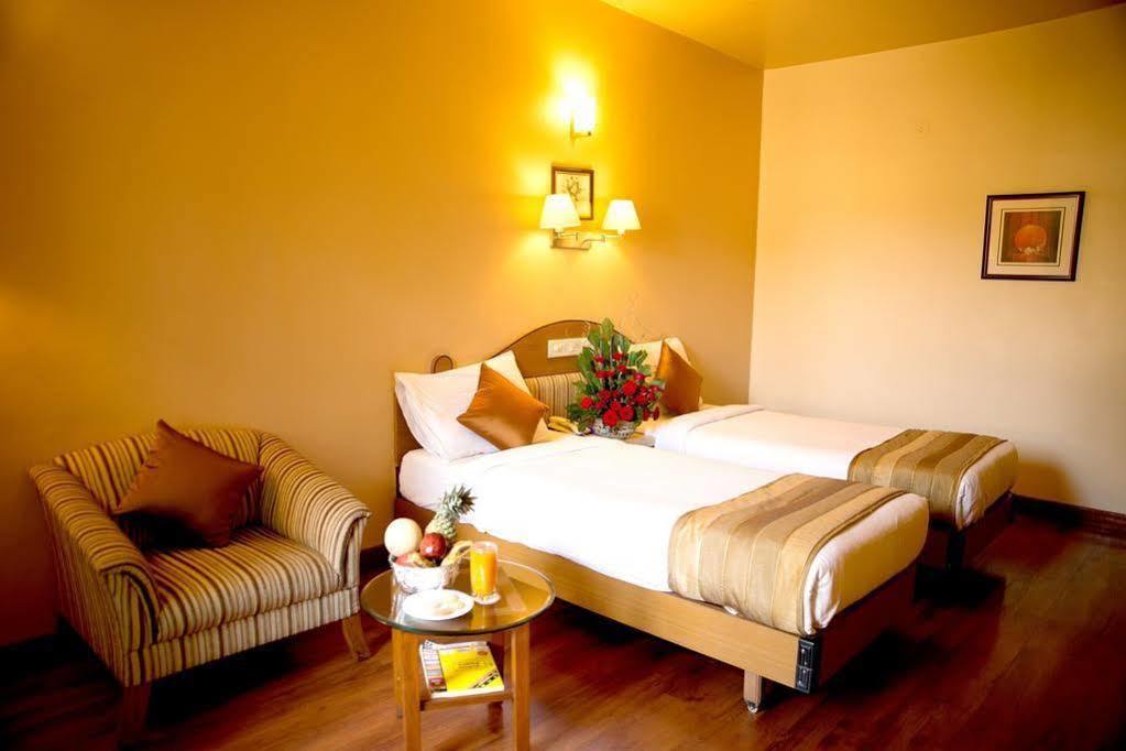 Hotel Park Central Koregaon Park プネ エクステリア 写真