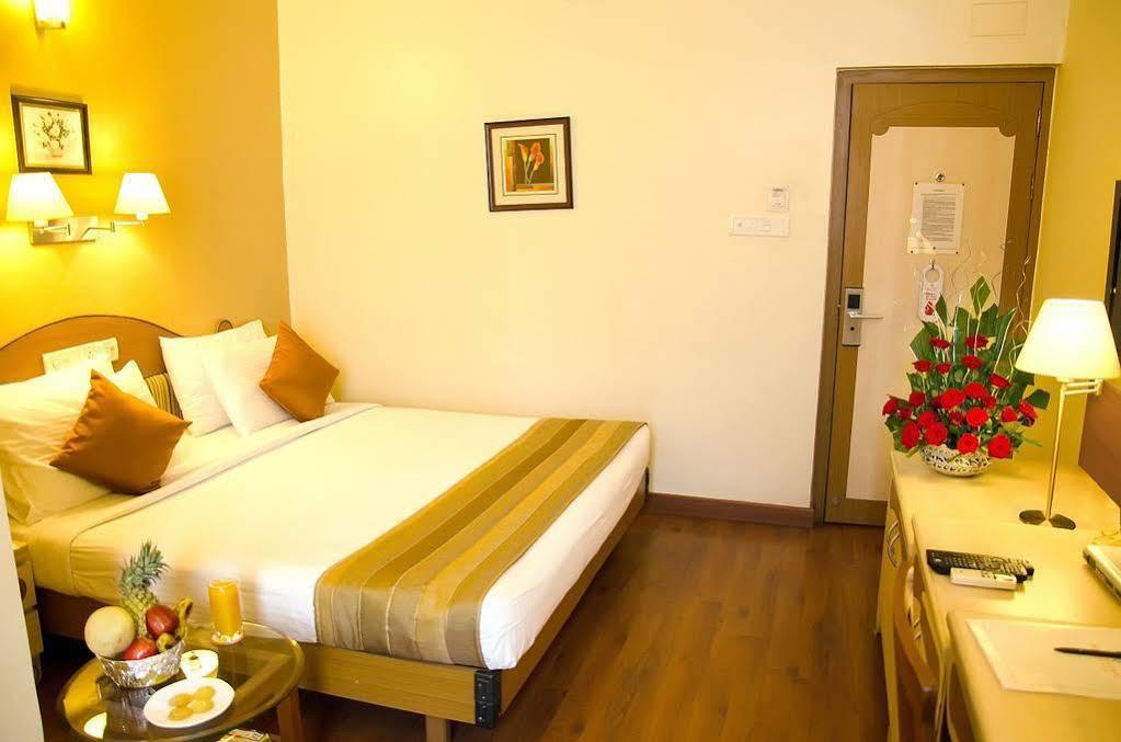 Hotel Park Central Koregaon Park プネ エクステリア 写真