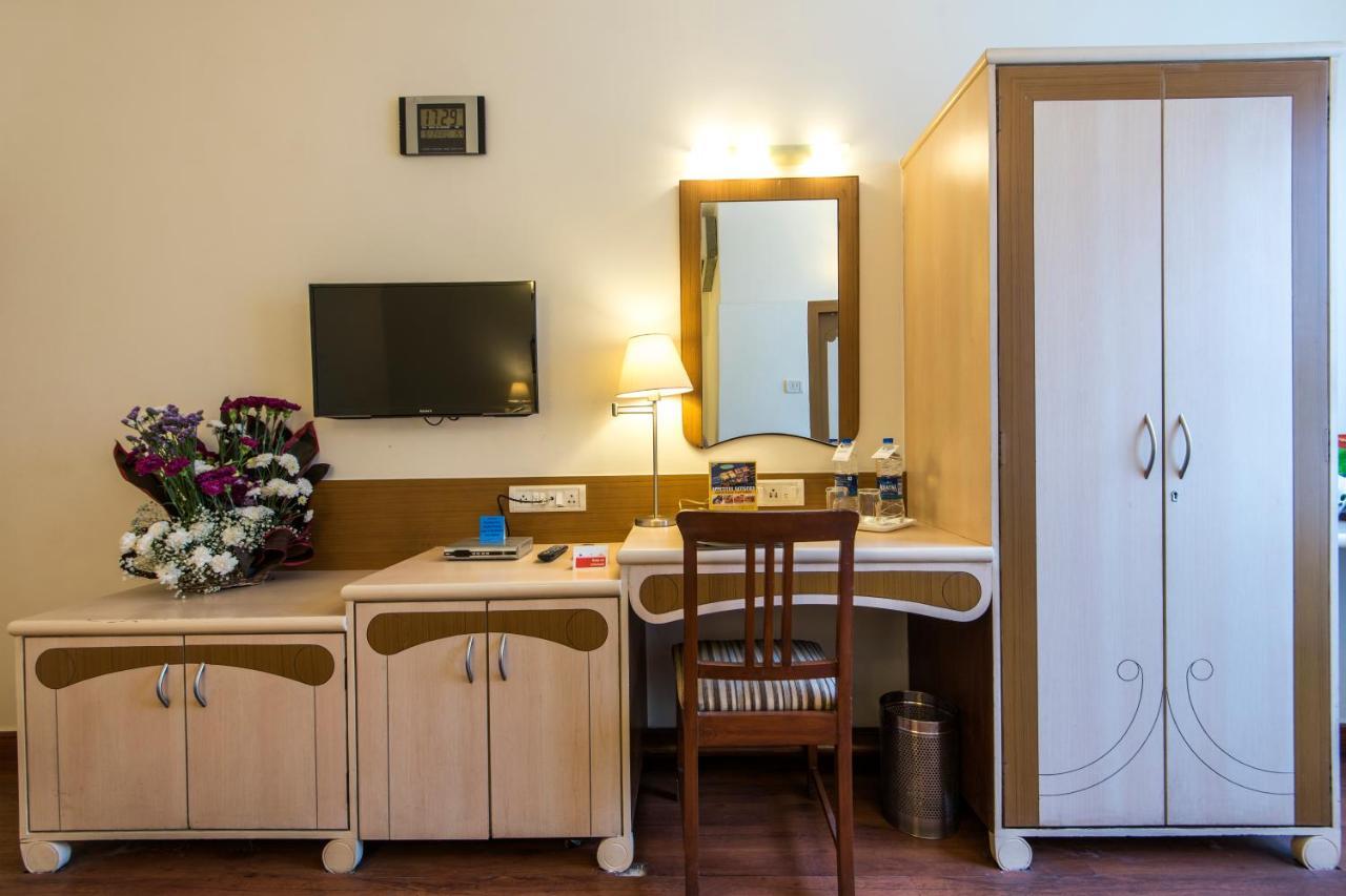 Hotel Park Central Koregaon Park プネ エクステリア 写真